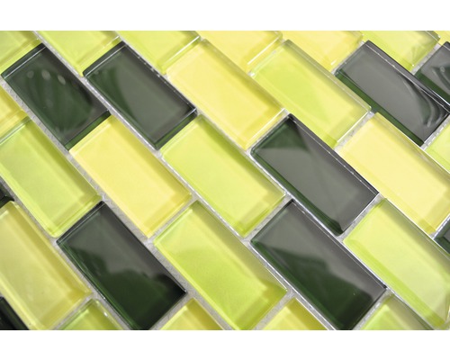 Glasmosaikfliesen im Fischgrätmuster