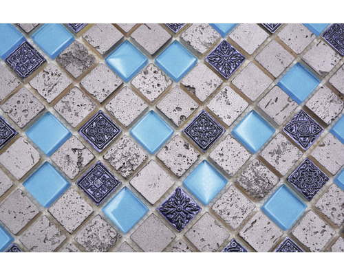 Mosaikfliesen mit Glas-, Stein- und Zierelementen