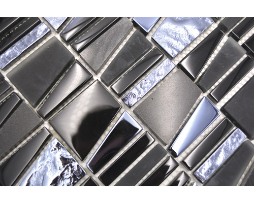 Mosaikfliese mit unterschiedlichen Formen und Oberflächen