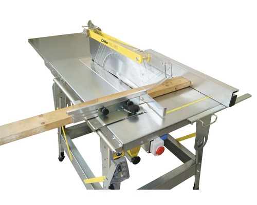 Scie circulaire sur table avec coupe de bois