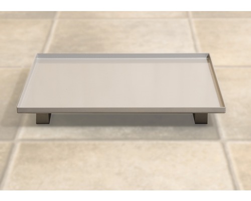 Receveur de douche rectangulaire avec pieds sur sol carrelé