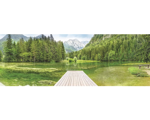 Papier peint panoramique 4-538 VOL 15 Papier Green Lake 4 pces 368 x 127 cm Vue panoramique d''un lac de montagne avec une jetée en bois, entouré d''arbres et de montagnes.