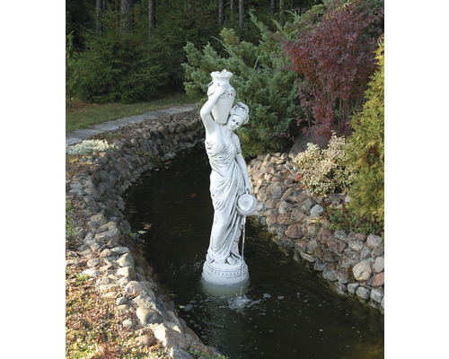 Dekorative Gartenbrunnen-Statue einer Frau mit Krügen in einem Bach