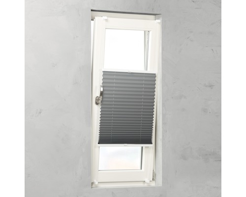 Store plissé gris sur la fenêtre