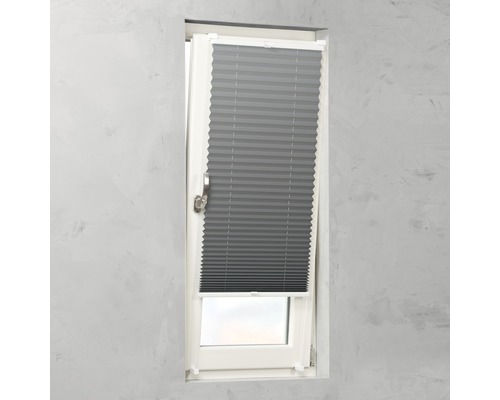 Store plissé gris sur fenêtre pour le contrôle de la lumière