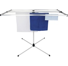 Séchoir à linge avec des serviettes suspendues