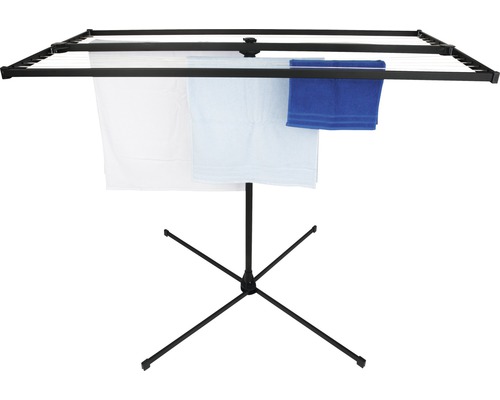 Séchoir à linge avec des textiles suspendus