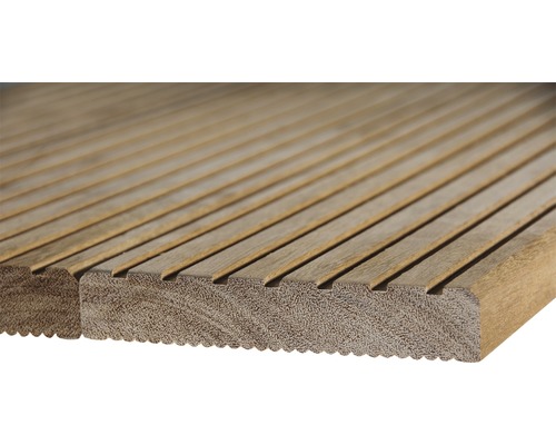 Terrassendielen aus Holz mit gerillter Oberfläche