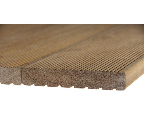 Terrassendiele aus Holz mit geriffelter Oberfläche