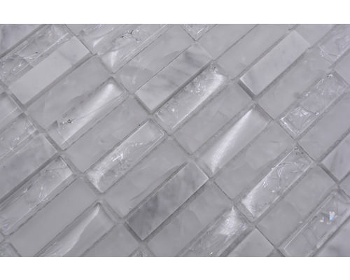 Gros plan de carreaux de mosaïque en verre et en marbre