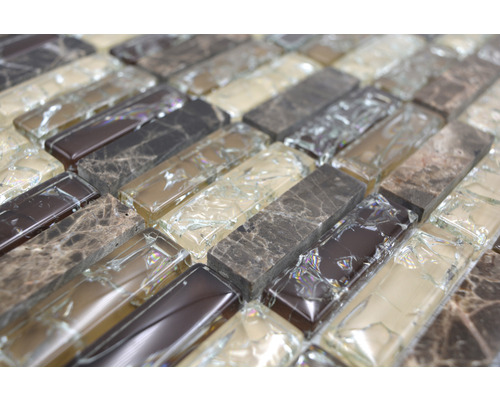 Mosaïque en verre et en pierre en détail