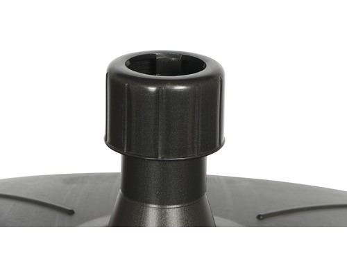 Gros plan sur un pied de parasol en plastique.