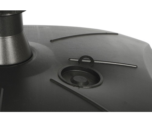 Gros plan sur un pied de parasol en plastique avec orifice de remplissage