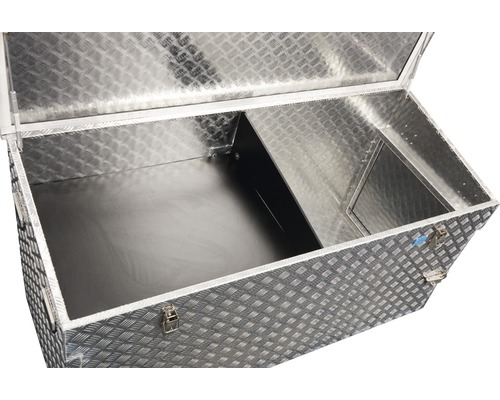 Geöffneter Aluminium Werkzeugkasten mit Innenaufteilung