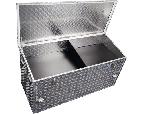 Geöffnete Werkzeugkiste aus Aluminium mit Riffelblechmuster und Facheinteilung