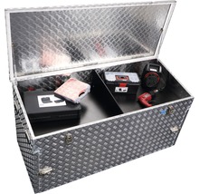 Geöffnete Werkzeugkiste aus Aluminium mit Werkzeugen