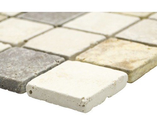 Gros plan de carreaux de mosaïque carrés en pierre naturelle