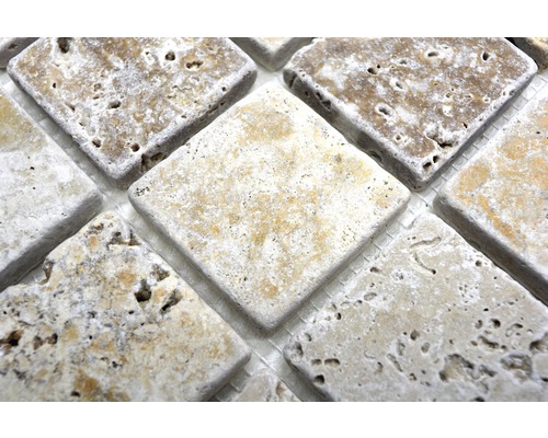 Mosaïque en travertin en forme de losange