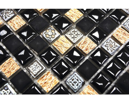 Carreaux de mosaïque avec pierres carrées de différents modèles.