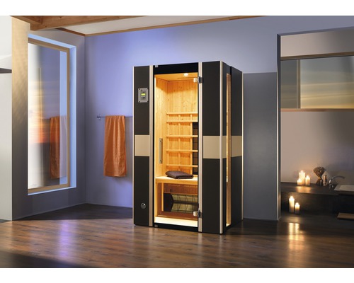 Innenraumbild mit einer Infrarotsauna aus Holz mit Bedienfeld