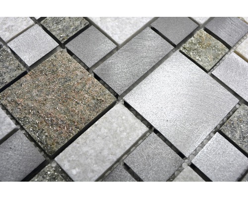 Gros plan sur des carreaux de mosaïque en pierre et en métal