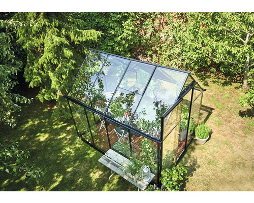 Vue de dessus d''une serre avec des plantes sur une pelouse