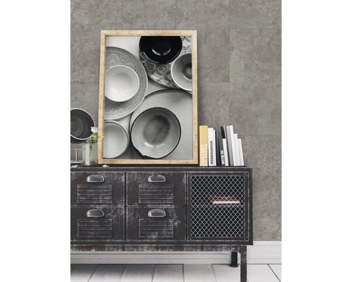 Panneau en plastique G x Wall+ Grey Concrete 600 x 300 x 5 mm Image décorative avec de la vaisselle dans un cadre sur une commode