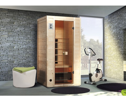 Sauna en bois avec porte en verre dans une pièce avec équipement de sport.