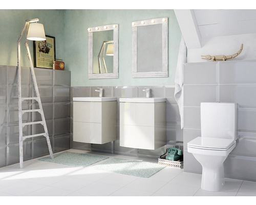 Badezimmer mit Waschtischen, Spiegeln, Toilette und Leiterlampe