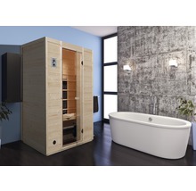 Badezimmer mit Sauna aus Holz und freistehender Badewanne.