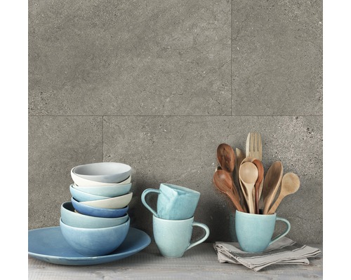 Panneau en plastique G x Wall+ Grey Slate 600 x 300 x 5 mm Scène de cuisine décorative avec vaisselle et carreaux de céramique