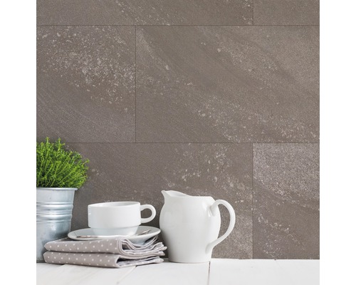 Panneau en plastique G x Wall+ Grege Stone 600 x 300 x 5 mm Carrelage mural dans un intérieur avec vaisselle et plante