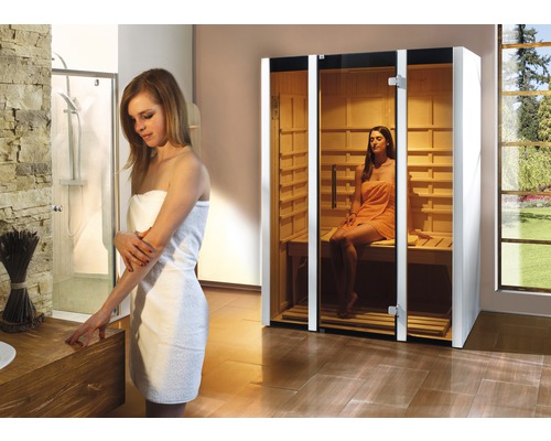 Moderne Innensauna mit Glastür in einem Badezimmer