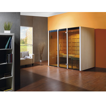 Vue intérieure d''une pièce avec un sauna avec des portes en verre et des panneaux en bois