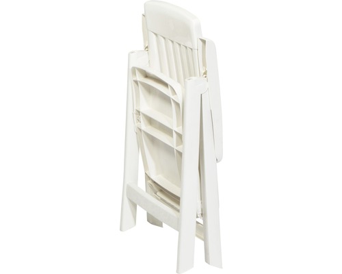 Zusammengeklappter Gartenstuhl aus Kunststoff