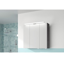 Badezimmer mit Spiegelschrank und Beleuchtung