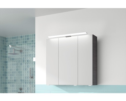 Badezimmer mit Spiegelschrank und Beleuchtung