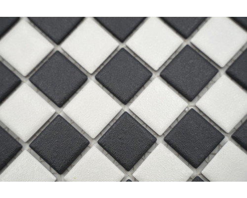 Quadratische Mosaikfliesen in Schachbrettmuster