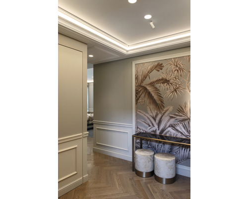 Intérieur élégant avec papier peint floral, console et tabourets