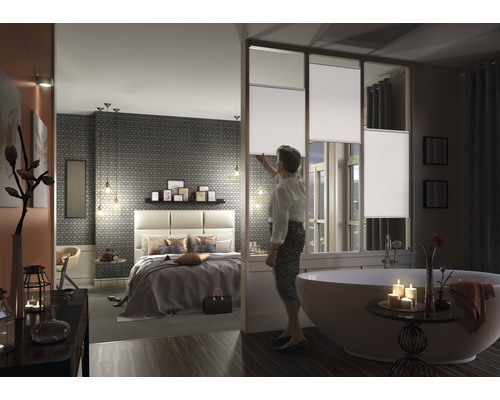 Helles Schlafzimmer und Badezimmer mit Plissee-Jalousien zur Fensterdekoration