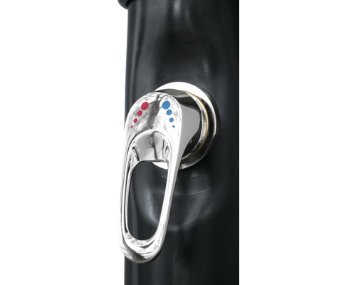 Gros plan du robinet d''une douche de jardin pour le réglage de la température