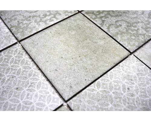 Gros plan de carreaux de sol avec différents motifs