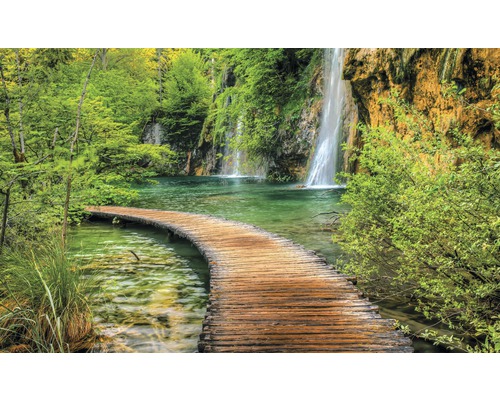Fototapete Vlies 1967 VEXXL Steg mit Wasserfall 3-tlg. 312 x 219 cm Holzsteg über einen See mit Wasserfall im Hintergrund
