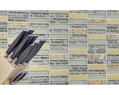 Bloc à couteaux avec différents couteaux et une paire de ciseaux