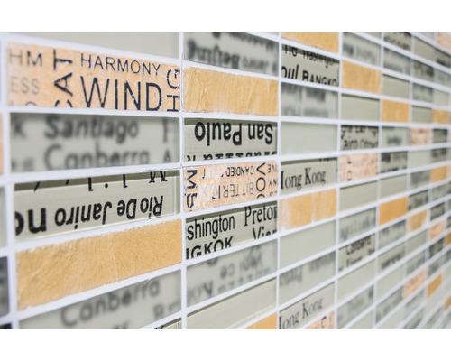 Carreaux de mosaïque avec des motifs de villes et de mots