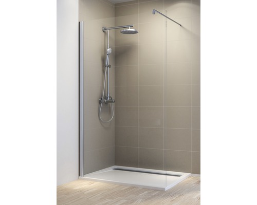 Cabine de douche avec receveur et robinetterie dans la salle de bains.