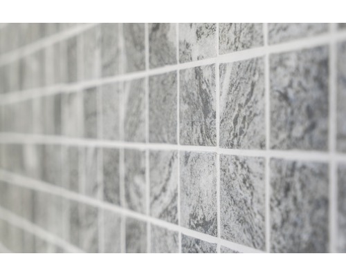 Gros plan de carreaux de mosaïque gris avec motif de pierre