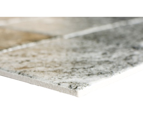 Gros plan d''un carreau mural avec décor en pierre.