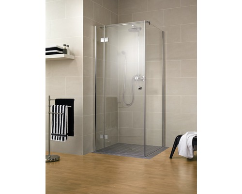 Cabine de douche avec parois en verre et porte dans salle de bains