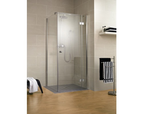 Cabine de douche avec parois en verre transparent et cadre chromé dans une salle de bain